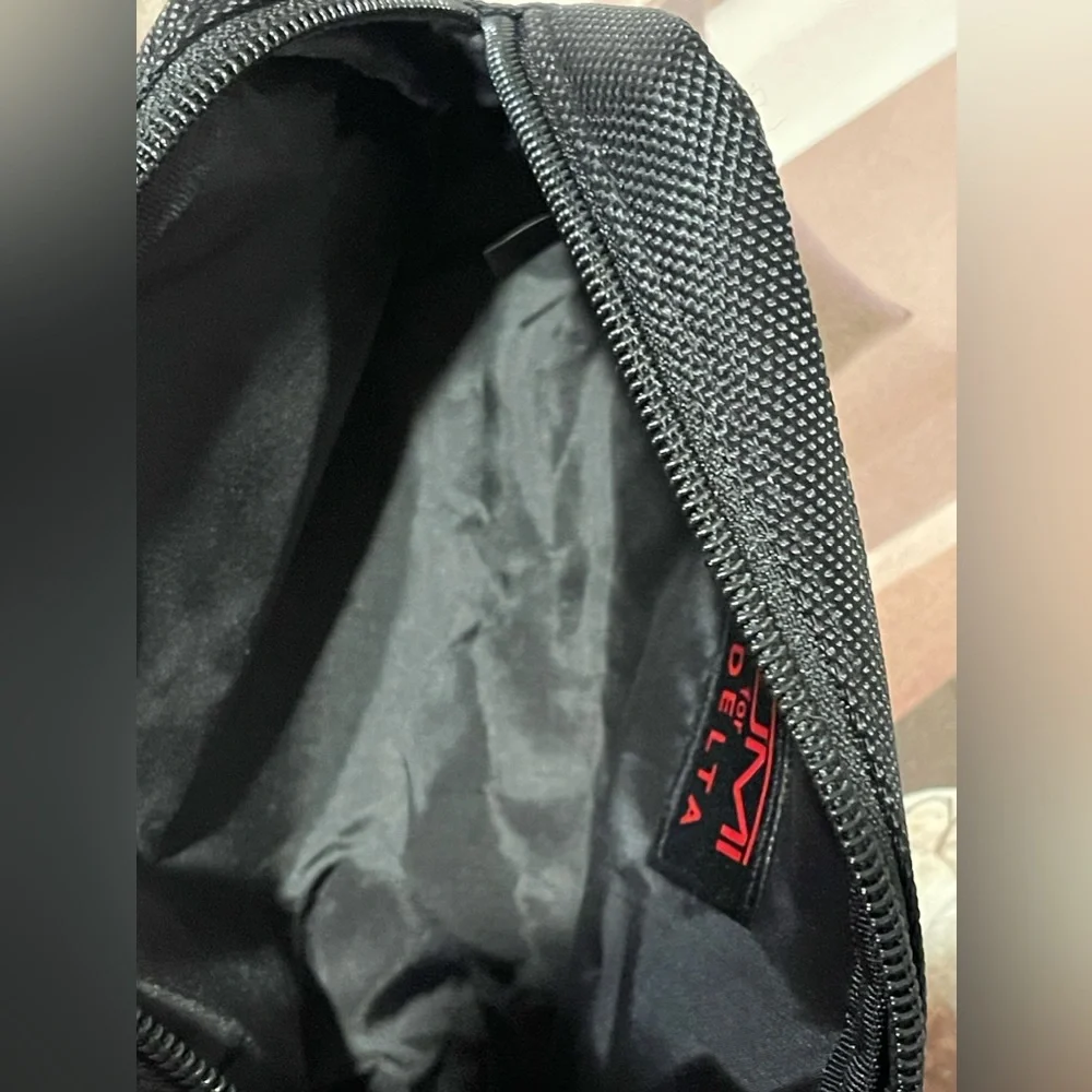 Tumi For Delta Unisex Toiletry Case/Cosmetic Pouch/Accessory Case Black/Red Logo